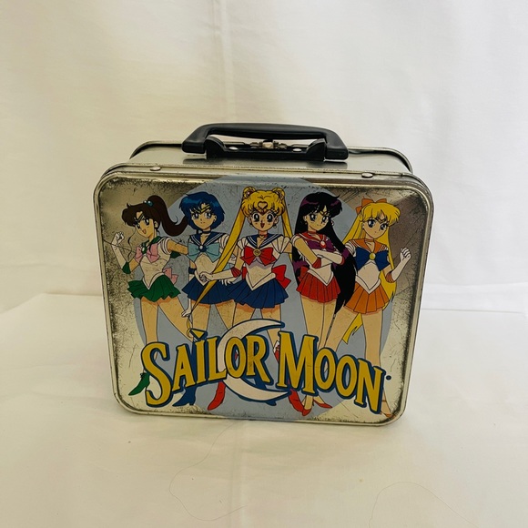 SAILOR MOON Tin Lunch 🗃️ Box. 💗. Will consider ALL offers. - Picture 2 of 10